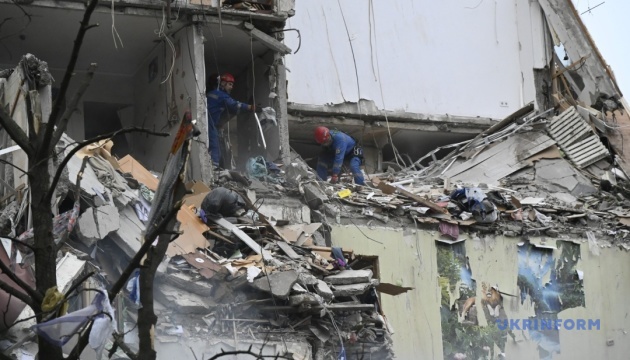 Seis muertos y 52 heridos en el ataque combinado a Kyiv