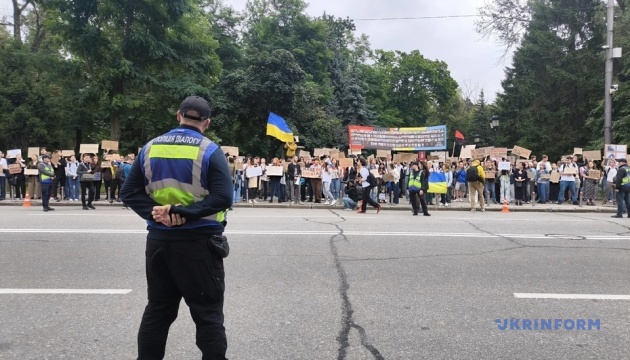 Comienza una protesta frente al Parlamento para exigir la restauración de la independencia de la NABU y la SAP 