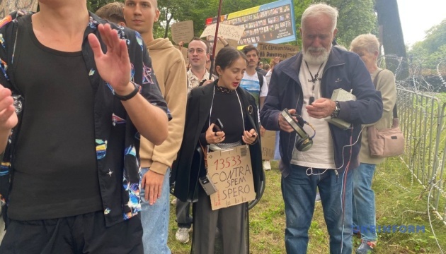 Un objeto sospechoso encontrado en un participante de la protesta frente a la Rada Un objeto sospechoso encontrado en un participante de la protesta frente a la Rada