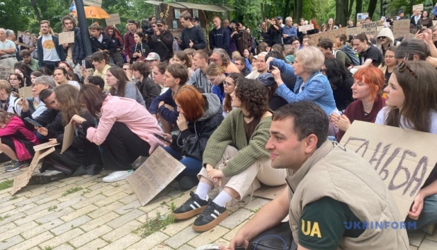 Учасники протесту в Маріїнському парку встановили ноутбук з трансляцією засідання Ради Учасники протесту в Маріїнському парку встановили ноутбук з трансляцією засідання Ради