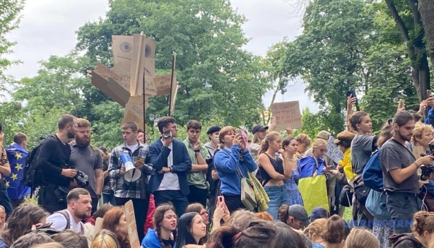 Учасники акції протесту в Маріїнському парку почали розходитися після ухвалення закону про НАБУ і САП Учасники акції протесту в Маріїнському парку почали розходитися після ухвалення закону про НАБУ і САП
