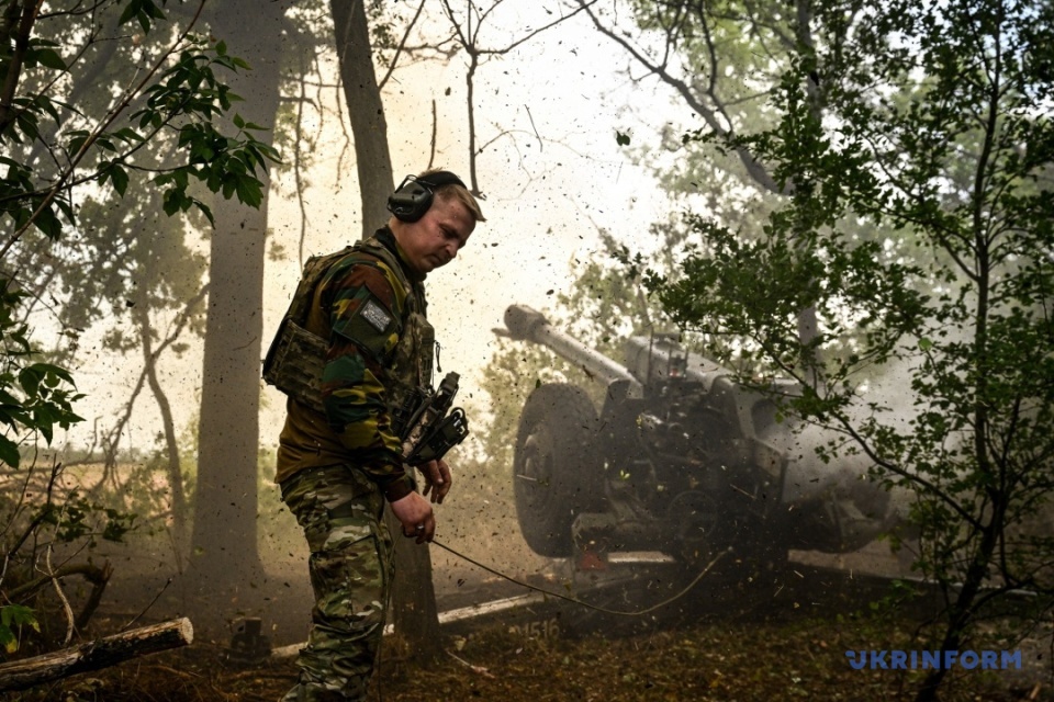 ザポリッジャ方面で活動する領土防衛部隊第１１０独立旅団の榴弾砲使用　写真：ドミトロー・スモリイェンコ