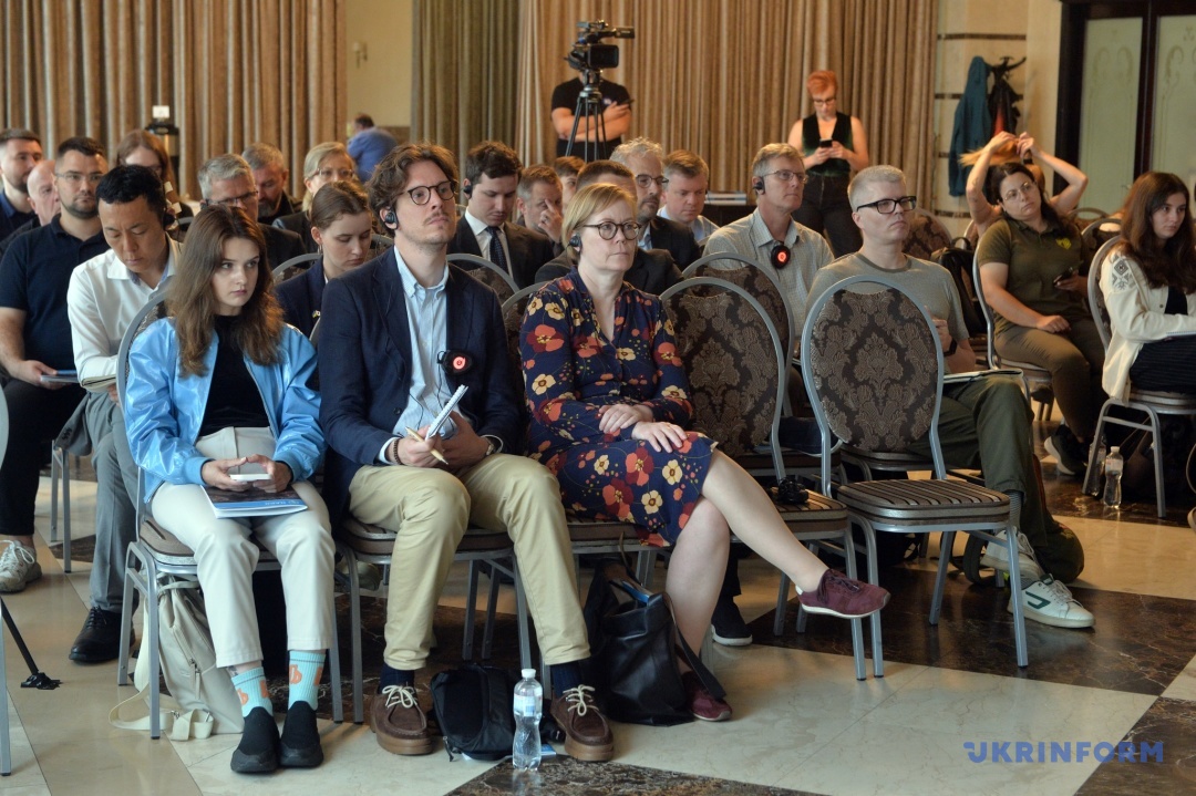 представниками громадського сектору, дипломатичного корпусу та медіа 