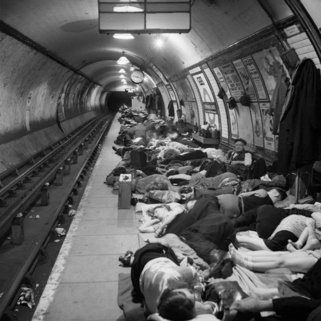 Лондонці ночують у метро. Приблизно 4% містян (150 тис.) скористалися нагодою укриття в «підземці» під час нічних авіанальотів. Фото: Imperial War Museum. Лондонці ночують у метро. Приблизно 4% містян (150 тис.) скористалися нагодою укриття в «підземці» під час нічних авіанальотів. Фото: Imperial War Museum.