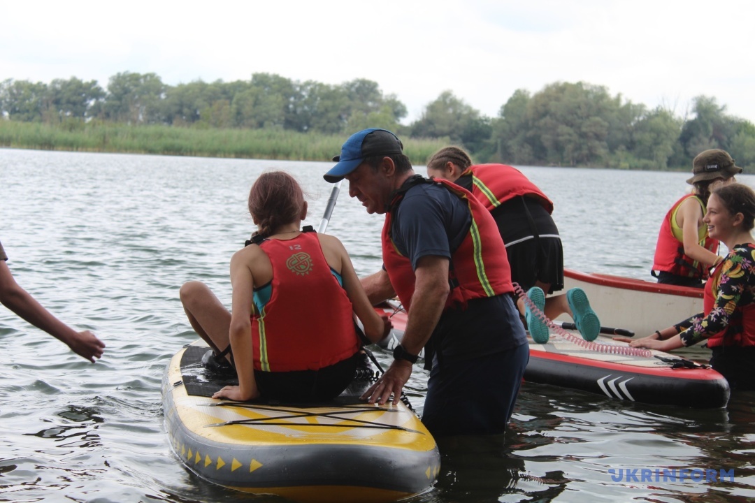 Пластун з США Нестор Воронка працює з дітьми українських військових на воді