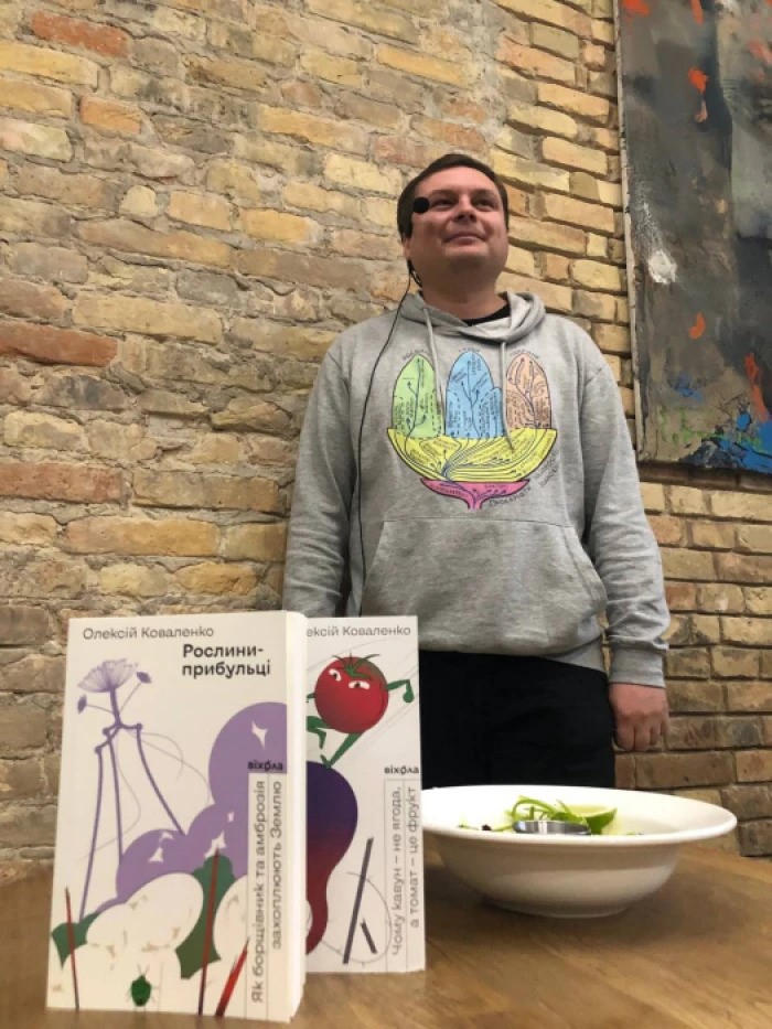 Олексій Коваленко і його книжки подорожують Україною та вивчають ареали поширення амброзії. Фото: lutsk.rayon.in.ua.