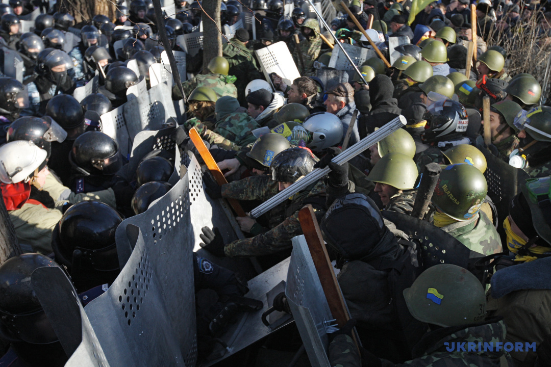 Протистояння протестувальників та силовиків на вулиці Грушевського під час Революції Гідності, Київ, 18 лютого 2014 року. Фото Олега Петрасюка