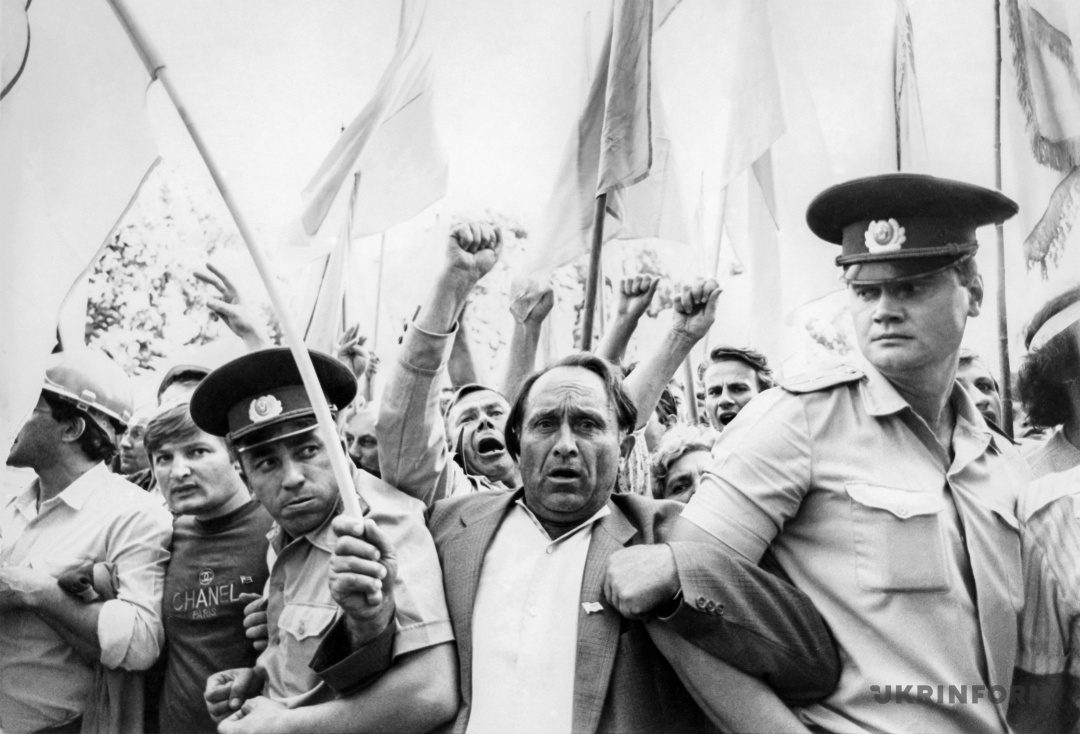 Учасники мітингу та міліціонери в день підняття синьо-жовтого прапора над будівлею Верховної Ради УРСР, Київ, 4 вересня 1991 року. Фото Валерія Соловйова