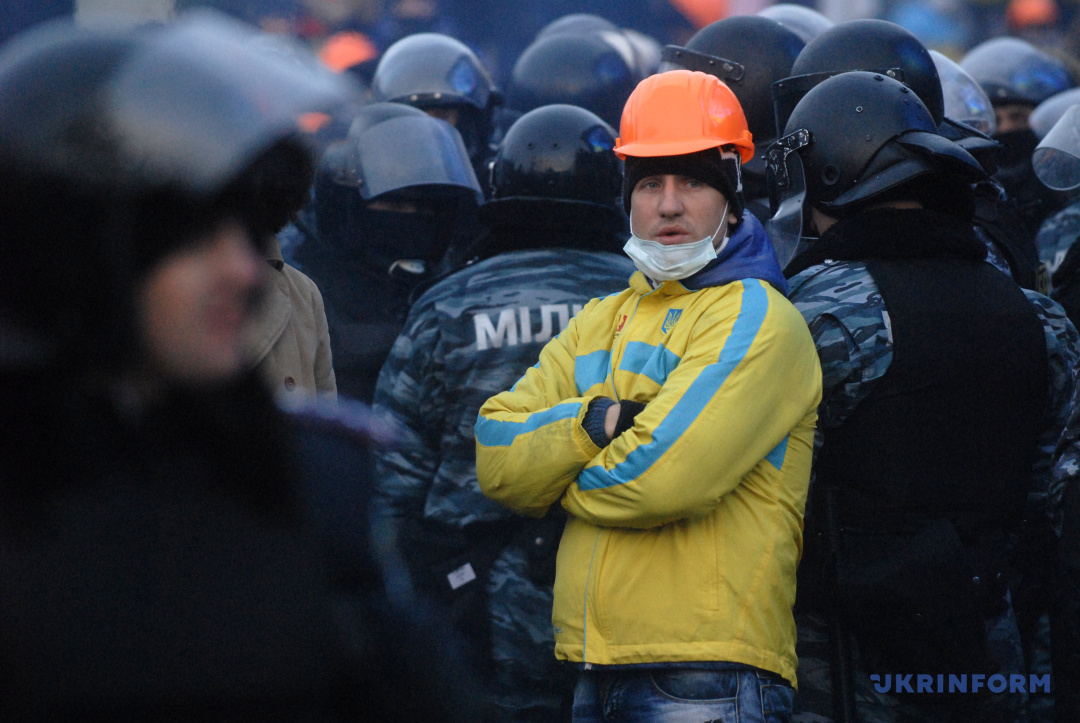 Мітингувальник і силовики під час Революції Гідності, Київ, 11 грудня 2013 року. Фото Олега Петрасюка
