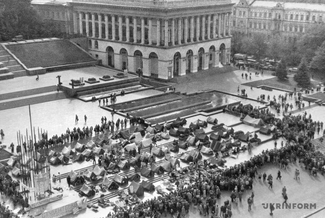 На фото: наметове містечко учасників студентського голодування на Майдані Незалежності (тоді – площі Жовтневої Революції) під час Революції на граніті, Київ, жовтень 1990 року. Фото Олександра Малаховського