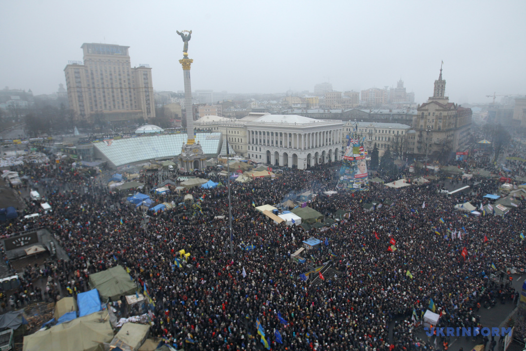 Учасники чергового народного віча на Майдані Незалежності під час Революції Гідності, Київ, 9 лютого 2014 року. Фото Олега Петрасюка