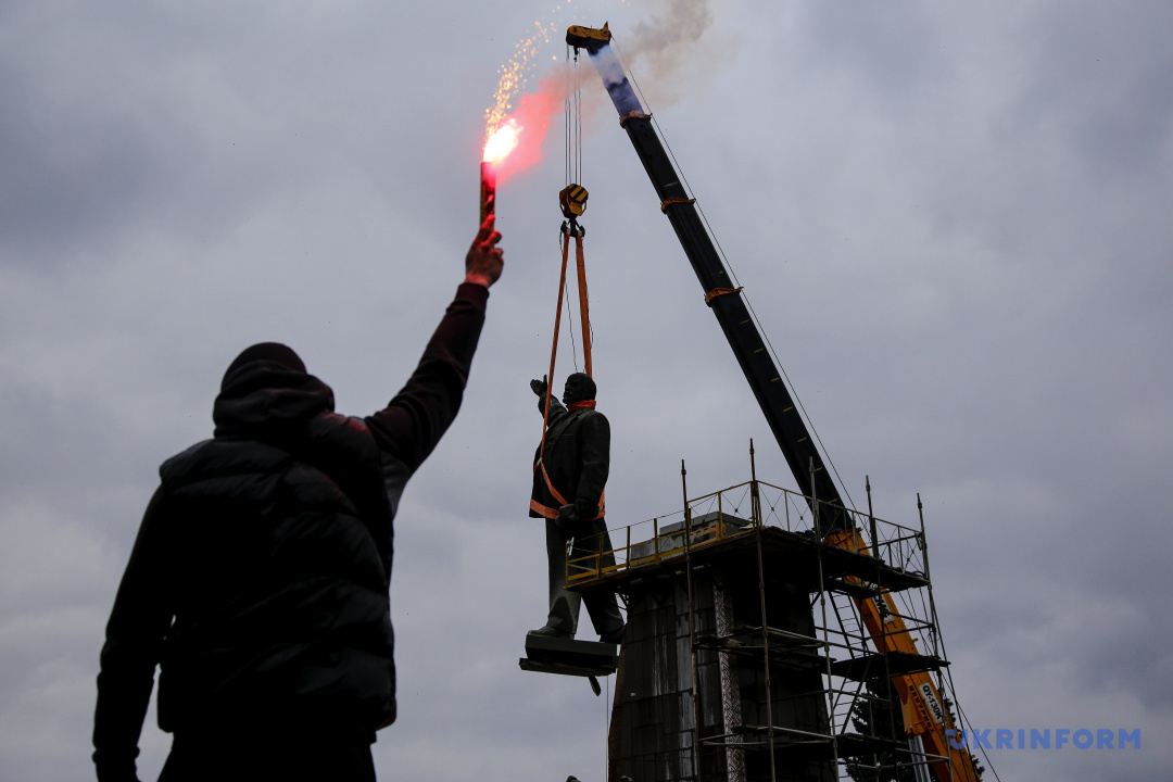 На фото: активіст із факелом під час демонтажу пам'ятника Леніну, Запоріжжя, 17 березня 2016 року. Фото Дмитра Смольєнка