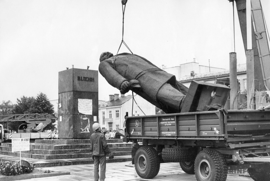 Демонтаж пам’ятника Леніну відповідно до постанови Президії Верховної Ради УРСР про тимчасове припинення діяльності КПУ, Рівне, 25 серпня 1991 року. Фото Павла Здоровила