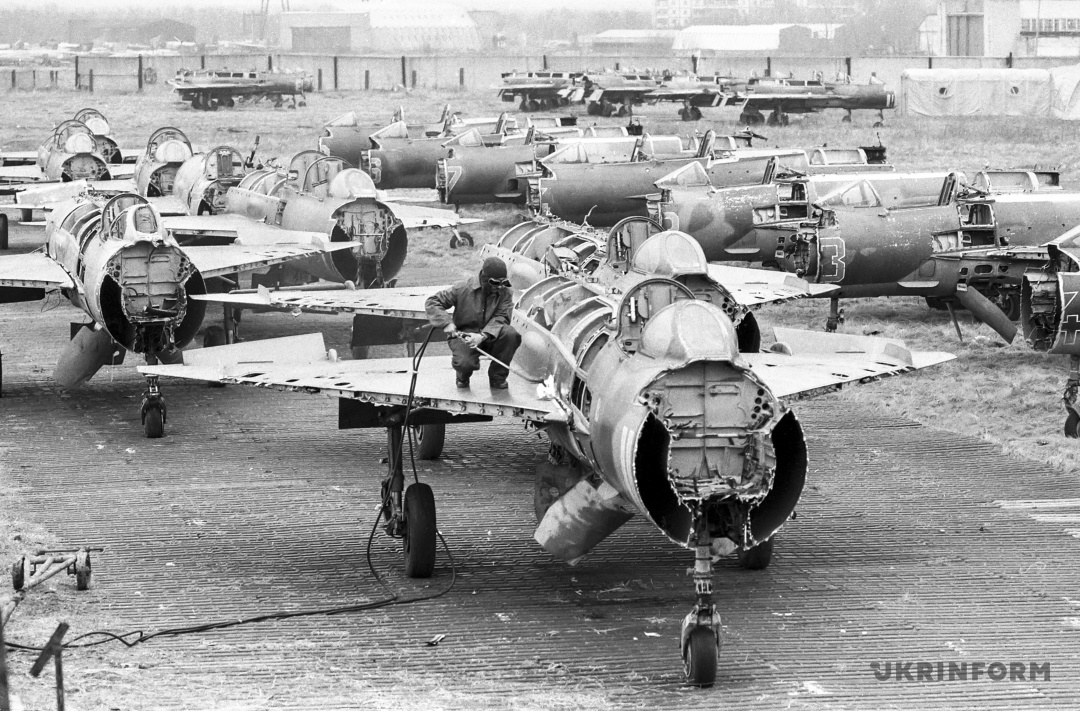 Ліквідація літаків МІГ-21 та МІГ-23 на одній із авіабаз згідно з Договором про звичайні збройні сили в Європі, грудень 1993 року. Фото Валерія Соловйова