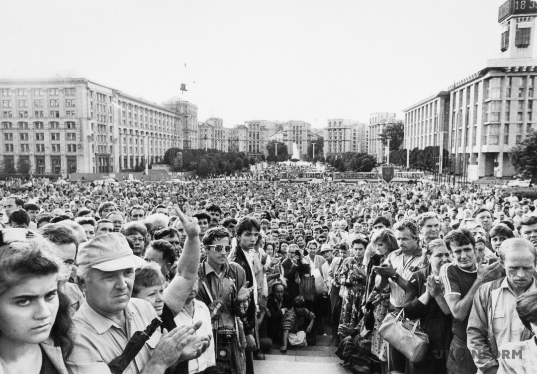 Учасники багатолюдного мітингу на Майдані Незалежності (тоді – площі Жовтневої революції) у дні серпневого путчу СРСР, який здетонував ухвалення Акта проголошення державної незалежності України, Київ, 22 серпня 1991 року. Фото Володимира Репіка