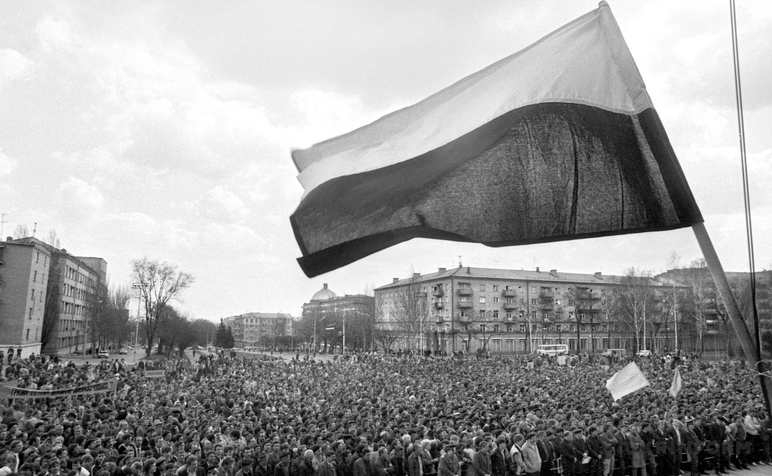Шахтарі під час багатолюдного мітингу із політичними та економічними вимогами до влади, Донецьк, 1991 рік. Фото Ігоря Бруя