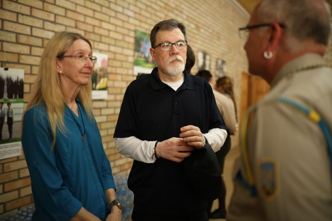 Прихильники та сумівці під час урочистих зборів.