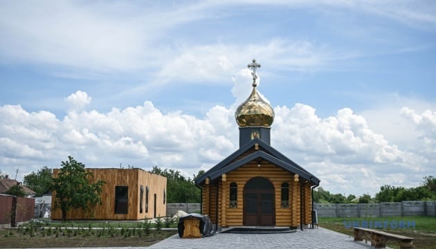 Храм ПЦУ на честь загиблого на війні сина Костянтина Тезика, збудований рідними на власному городі в Петриківці. Фото: Дмитро Смольєнко, Укрінформ.