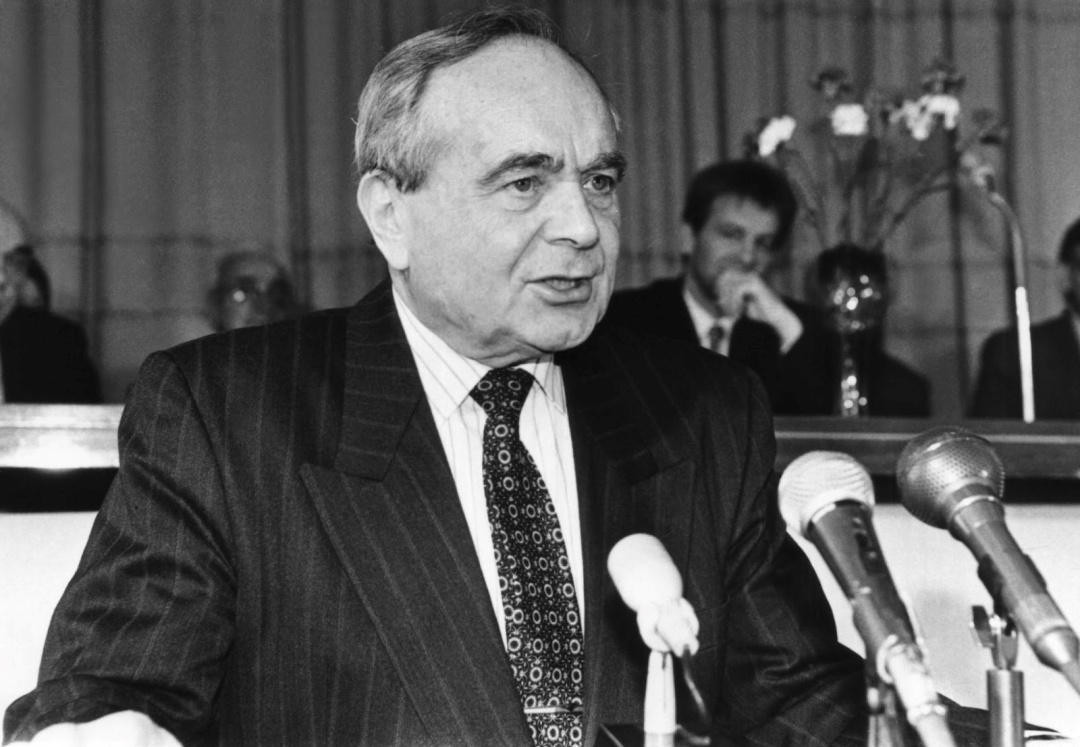 Останній президент Української Народної Республіки (УНР) в екзилі Микола Плав'юк оголошує про передачу архівних документів УНР. Фото Анатолія Піддубного. Березень 1996 року. Київ. Із фондів Укрінформу