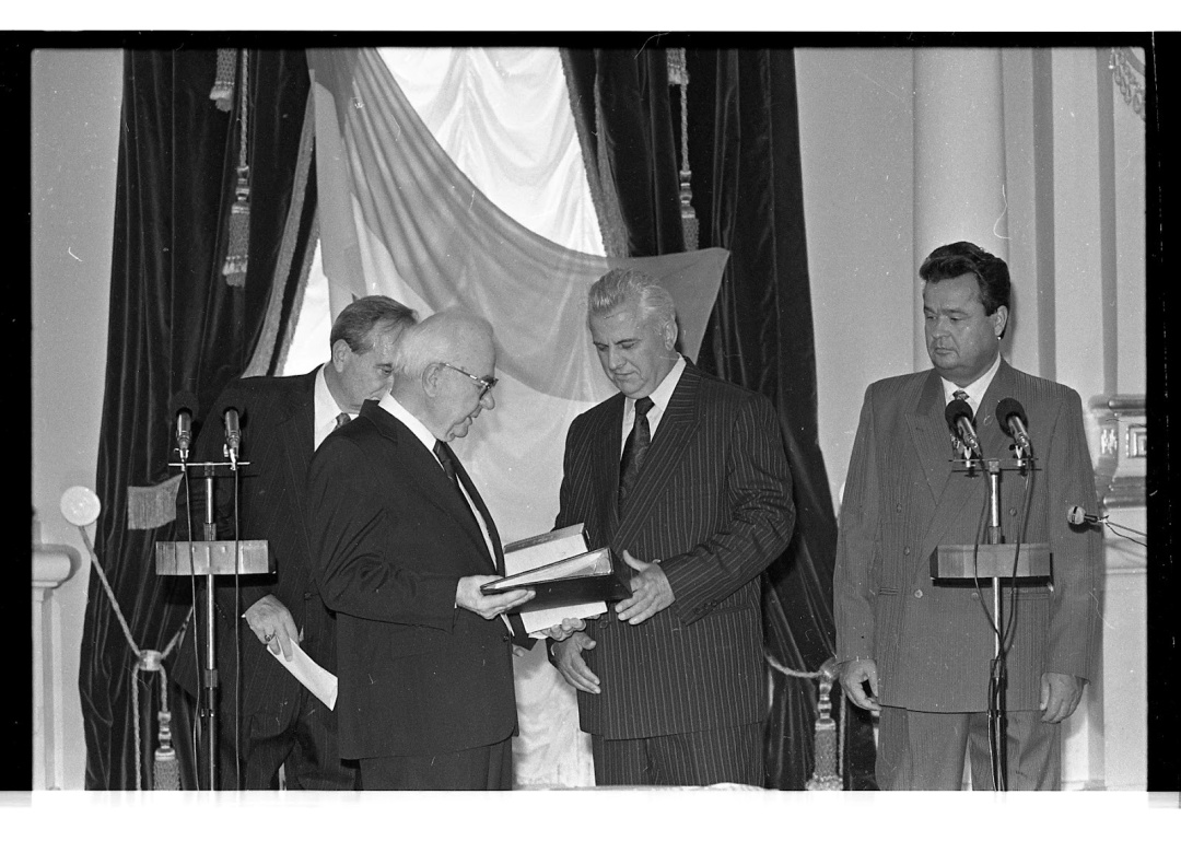 Голова уряду Української Народної Республіки в екзилі Іван Самійленко в Маріїнському палаці передає Президентові України Леоніду Кравчуку президентську печатку та альбом із фотографіями діячів УНР. Київ, серпень 1992 року. Фото Валерія Соловйова. Із фондів Укрінформу.