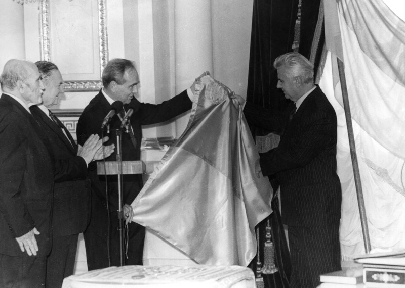 Жовто-синій прапор – символ державності уряду Української Народної Республіки вручає у Маріїнському палаці Президентові України Леоніду Кравчуку останній президент УНР в екзилі Микола Плав'юк. Київ, серпень 1992 року. Фото Валерія Соловйова. Із фондів Укрінформу