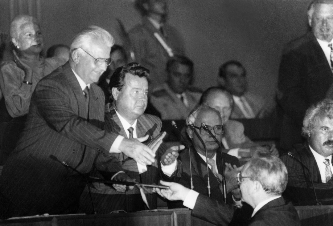 Під час урочистого засідання Верховної Ради України Президент УНР в екзилі Микола Плав'юк передав Президентові України Леонідові Кравчуку грамоту Державного центру УНР в екзилі про припинення діяльності центру та заяву про складання президентських повноважень. Фото Михайла Черничкіна. 22 серпня 1992 року. Київ. Із фондів Укрінформу.