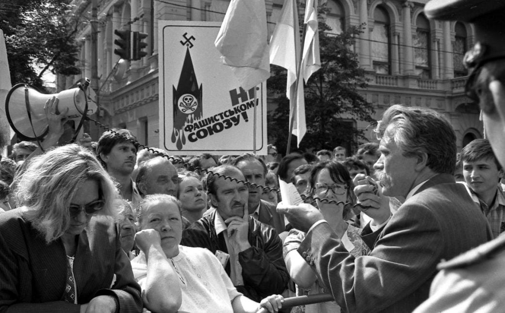 Левко Лук’яненко спілкується з киянами біля Верховної Ради 24 серпня 1991 р. Фото: Укрінформ. Левко Лук’яненко спілкується з киянами біля Верховної Ради 24 серпня 1991 р. Фото: Укрінформ.