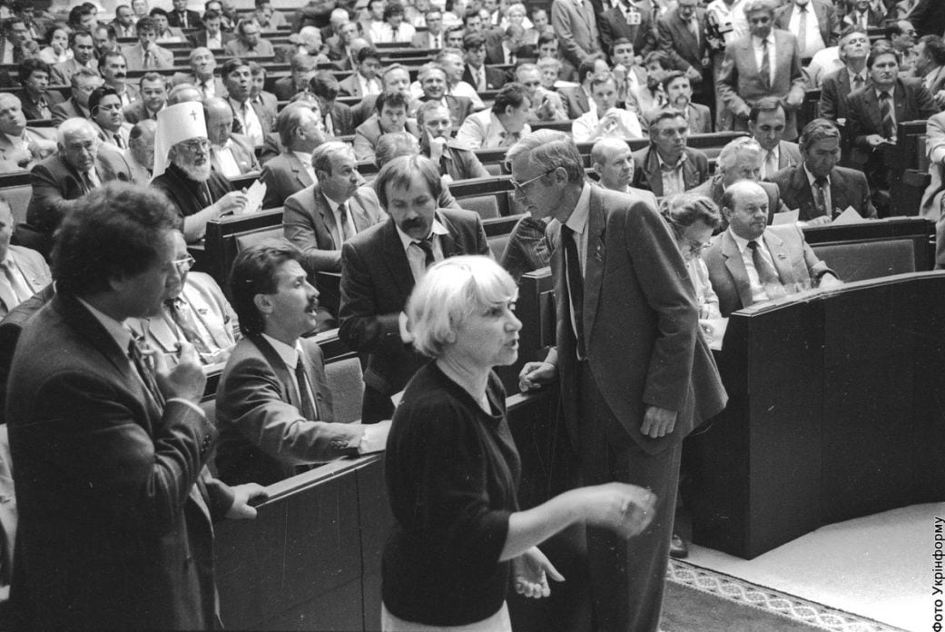 Під час позачергової сесії ХІІ скликання, 24 серпня 1991 р. На передньому плані Лариса Скорик, Сергій Головатий, Іван Заєць. Фото: Укрінформ Під час позачергової сесії ХІІ скликання, 24 серпня 1991 р. На передньому плані Лариса Скорик, Сергій Головатий, Іван Заєць. Фото: Укрінформ