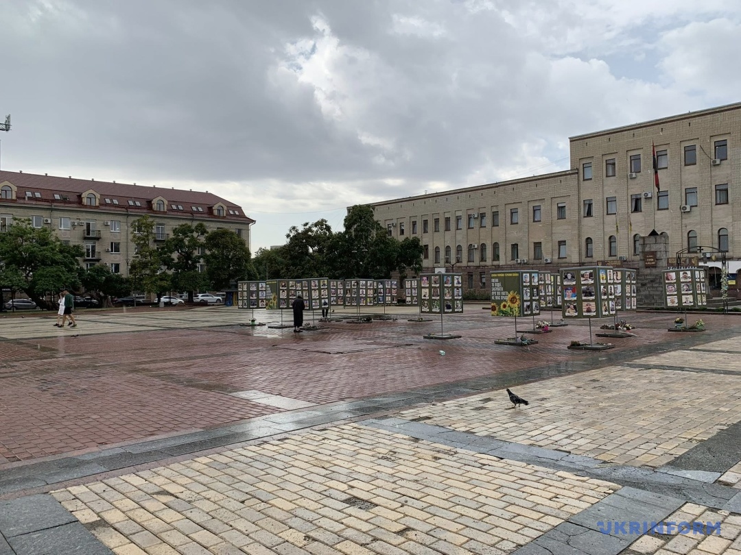 Площа Героїв Майдану з фото загиблих воїнів