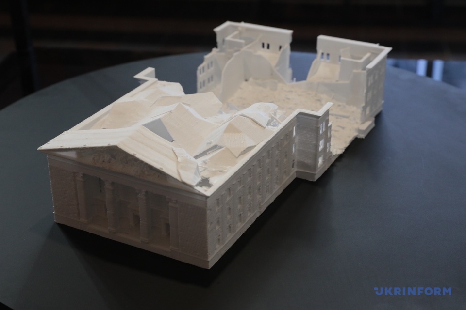 Донецький драмтеатр у Маріуполі