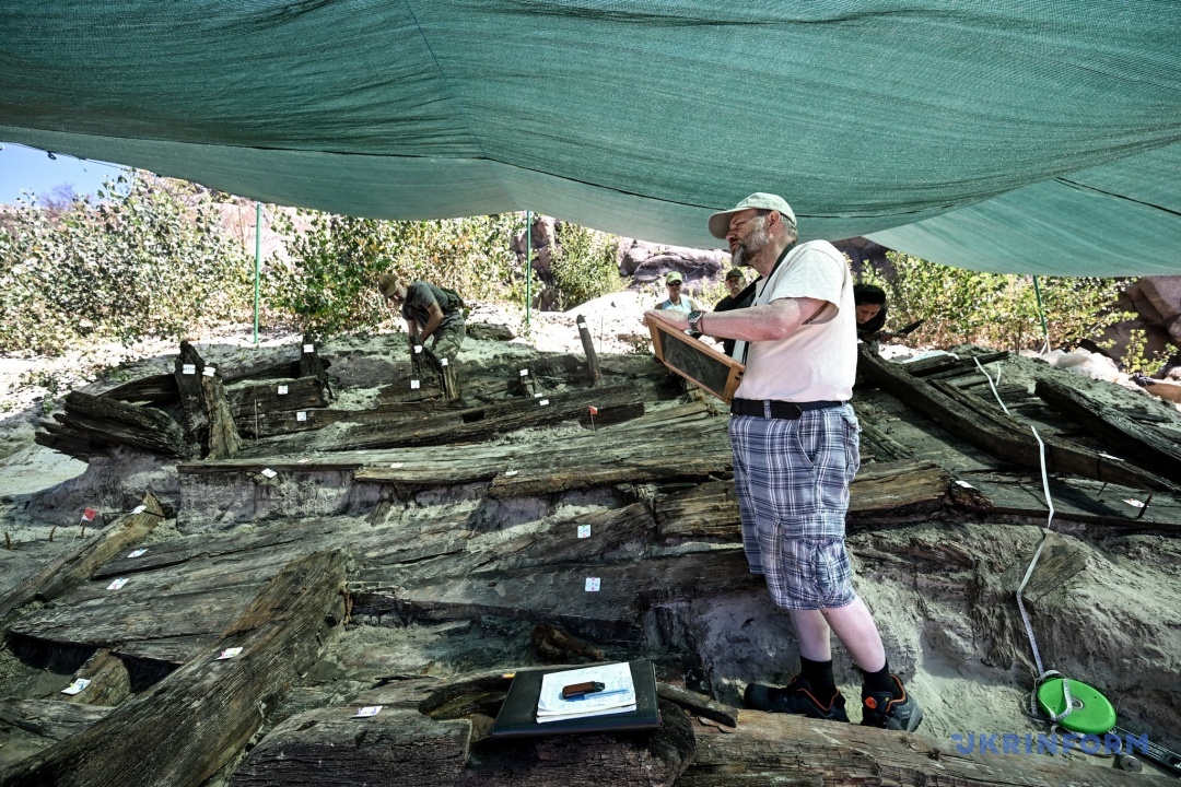 Фред Хокер фіксує знахідку