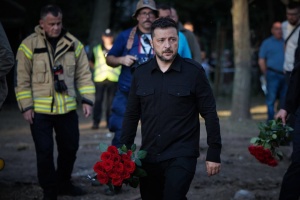 Zelensky visits high-rise destroyed by Russian strike in Kyiv