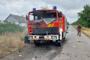На Запоріжжі війська РФ обстріляли рятувальників, які гасили авто