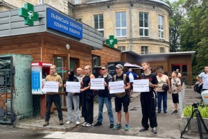 Паркує авто на місці ветерана: у Львові вимагають звільнити лікаря Мальчевського