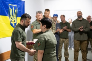 Zelensky otorga condecoraciones estatales a los médicos de combate que trabajan en la región de Járkiv