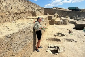 Russian occupiers showcase looted archaeological artifacts from Crimea’s Artesian settlement