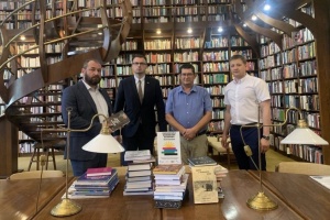 «Українську книжкову поличку» відкрили в угорському місті Дюлі