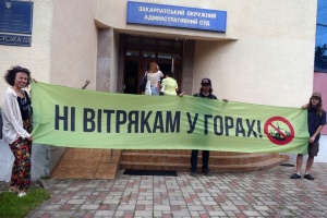 В Ужгороді активісти пікетували суд у справі забудови полонини Руної