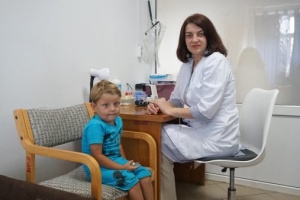 Закарпатські медики врятували зір трирічному хлопчику, який заклеїв собі очі суперклеєм