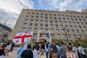 У Тбілісі біля будівлі уряду Грузії відбулася акція під гаслом «Війну розпочала Росія»