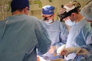 Українські лікарі прооперували військового з ампутаціями за новітньою методикою усунення фантомного болю