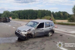 На Чернігівщині внаслідок ДТП перекинувся мікроавтобус, 13 постраждалих