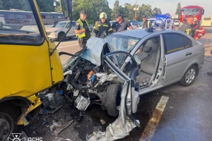 У Києві у ДТП за участі маршрутки постраждала людина