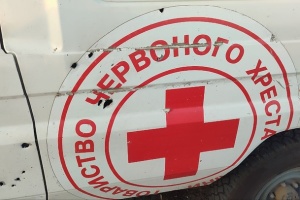 Росіяни атакували в Херсоні волонтерів Червоного Хреста - пошкоджений автомобіль