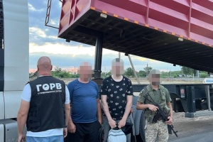 На Одещині прикордонники виявили у вантажівках трьох ухилянтів, які ховалися у шахтах гідроциліндрів