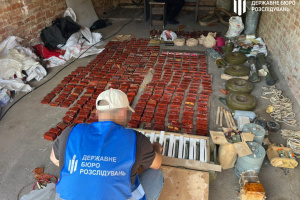 У Кропивницькому зі схрону в гаражі вилучили понад сотню кілограмів вибухівки та боєприпаси