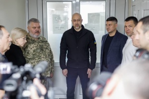 Шмигаль відвідав поранених захисників у госпіталі на Кіровоградщині