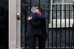 Zelensky arrives at Downing Street and meets with Starmer