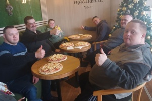 В інклюзивній кав’ярні на Хмельниччині допомагають молоді в соціально-побутовій адаптації