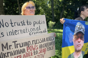 Біля посольства США у Києві зібралися родини українських захисників